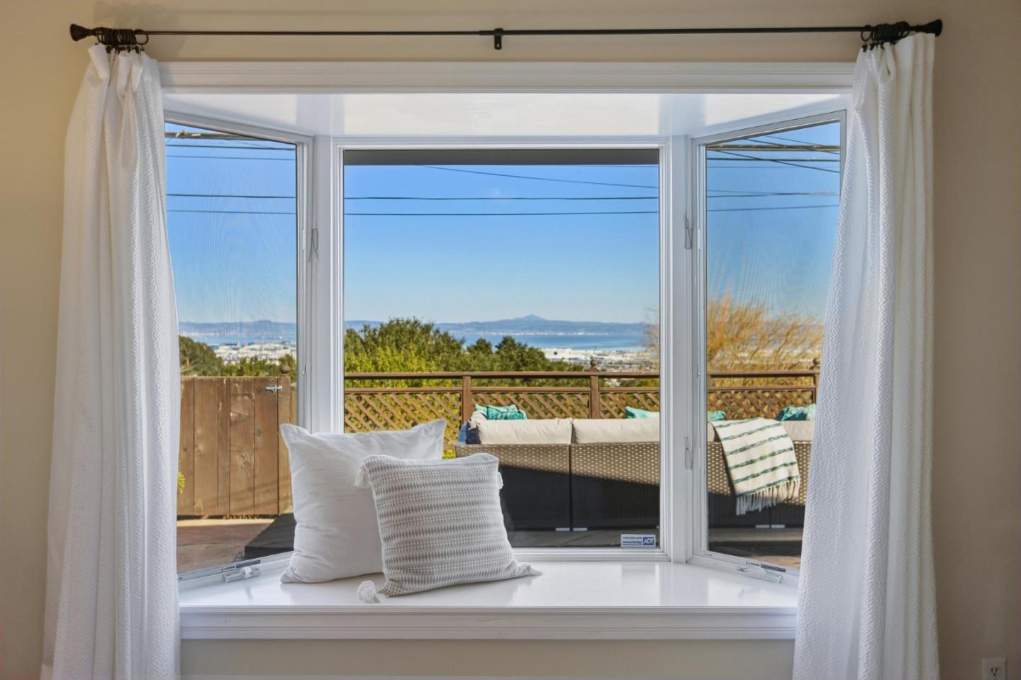 Detail Gallery Image 27 of 42 For 2981 Crestmoor Dr, San Bruno,  CA 94066 - 3 Beds | 2 Baths