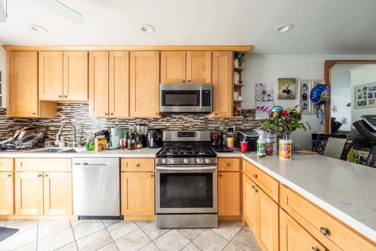 Detail Gallery Image 3 of 19 For 936 Brussels St, San Francisco,  CA 94134 - 2 Beds | 1 Baths