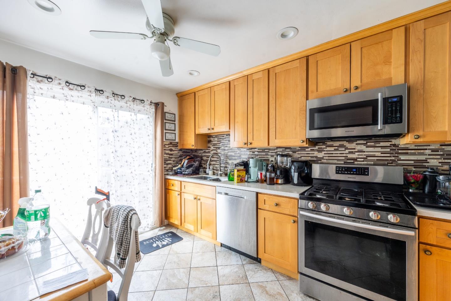 Detail Gallery Image 4 of 19 For 936 Brussels St, San Francisco,  CA 94134 - 2 Beds | 1 Baths