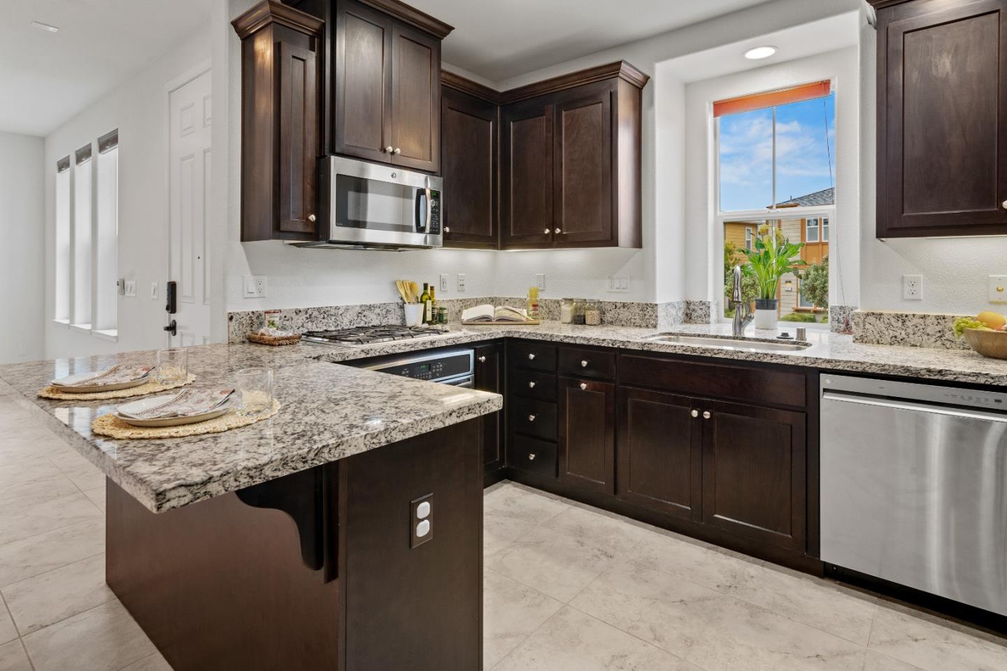 Detail Gallery Image 3 of 26 For 254 Boardwalk Ave, Marina,  CA 93933 - 3 Beds | 2/1 Baths