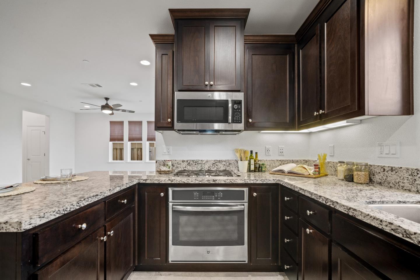 Detail Gallery Image 4 of 26 For 254 Boardwalk Ave, Marina,  CA 93933 - 3 Beds | 2/1 Baths