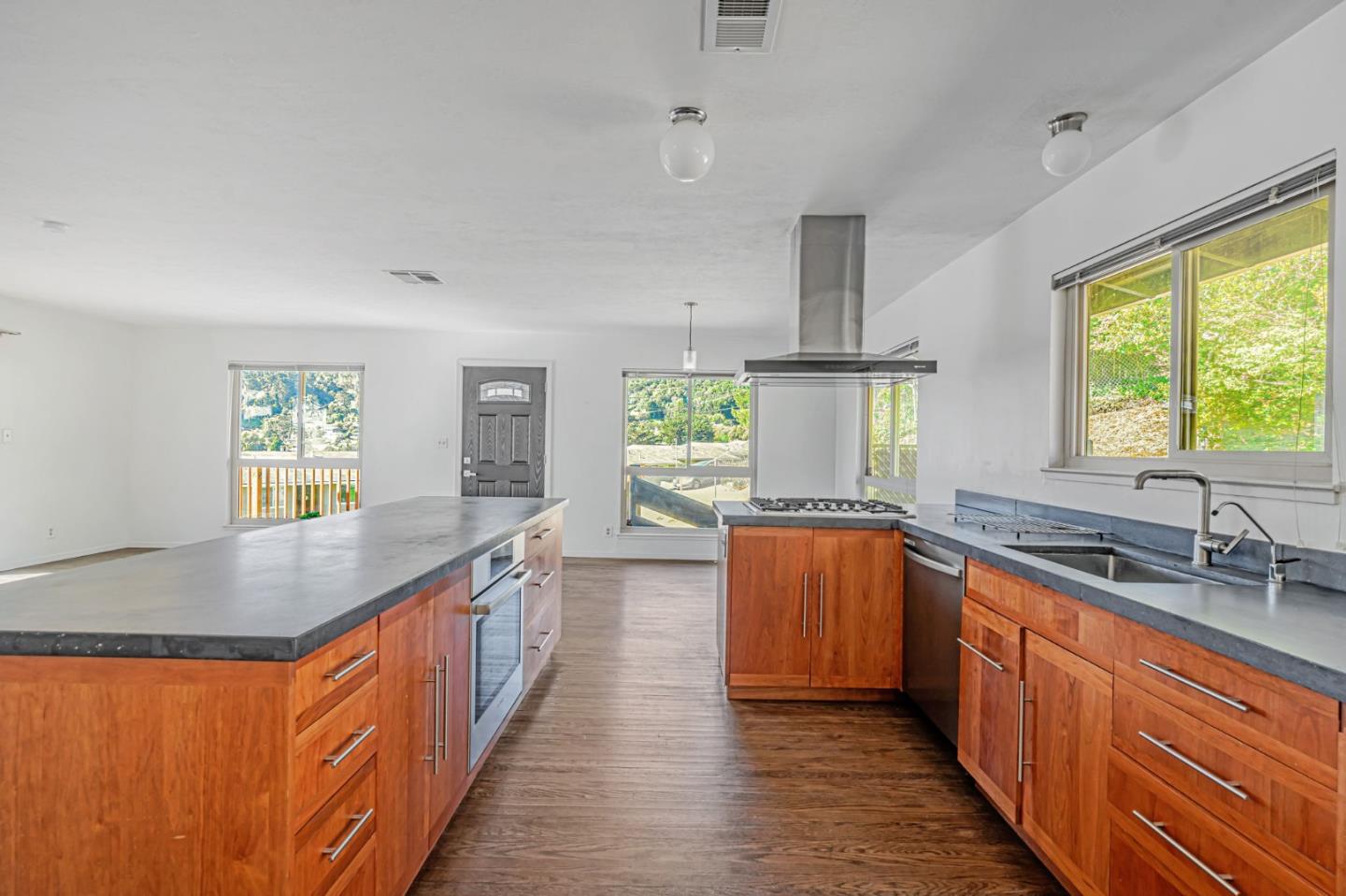 Detail Gallery Image 12 of 38 For 85 Park Cir, Sausalito,  CA 94965 - 3 Beds | 2 Baths