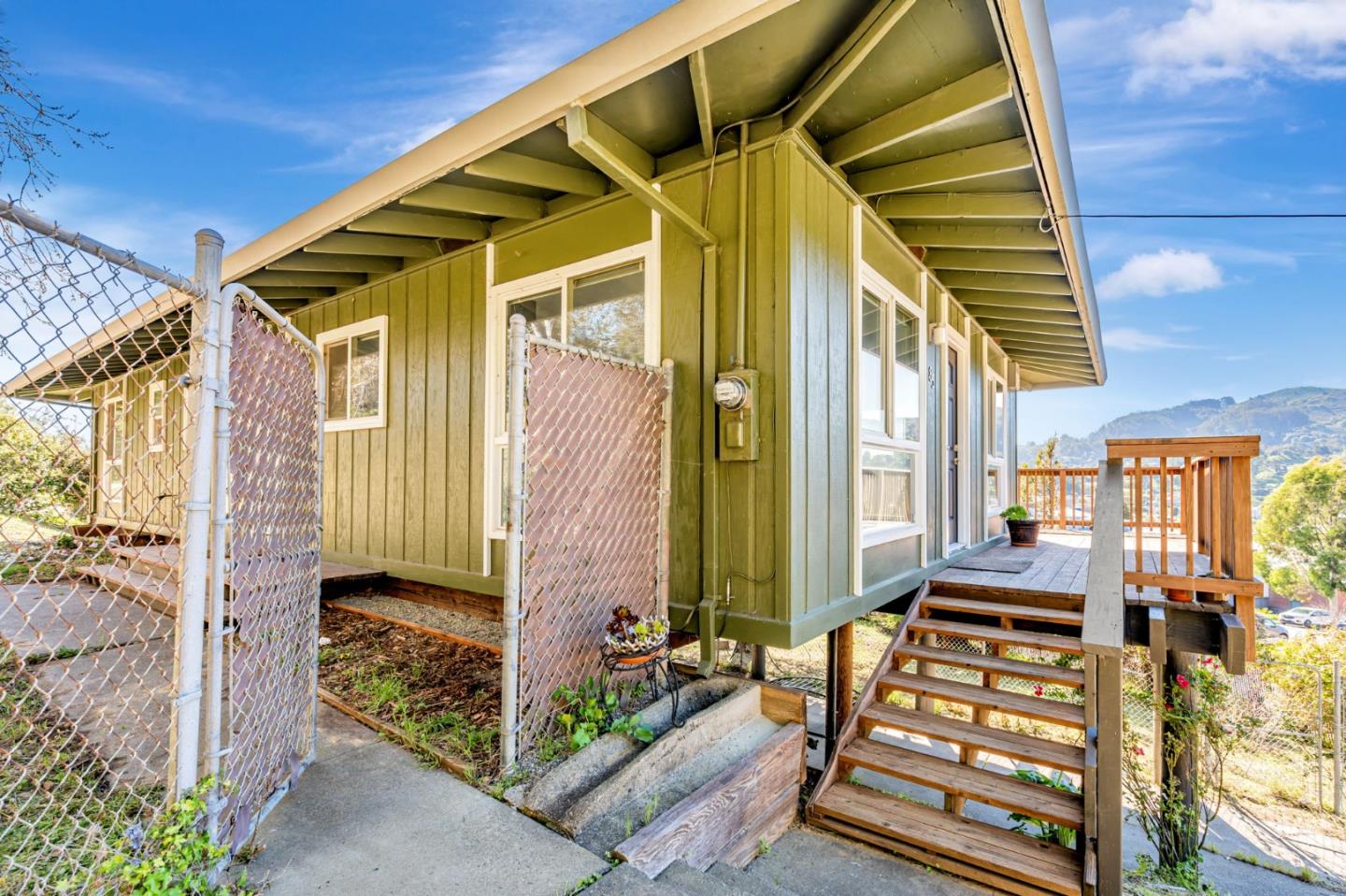 Detail Gallery Image 3 of 38 For 85 Park Cir, Sausalito,  CA 94965 - 3 Beds | 2 Baths