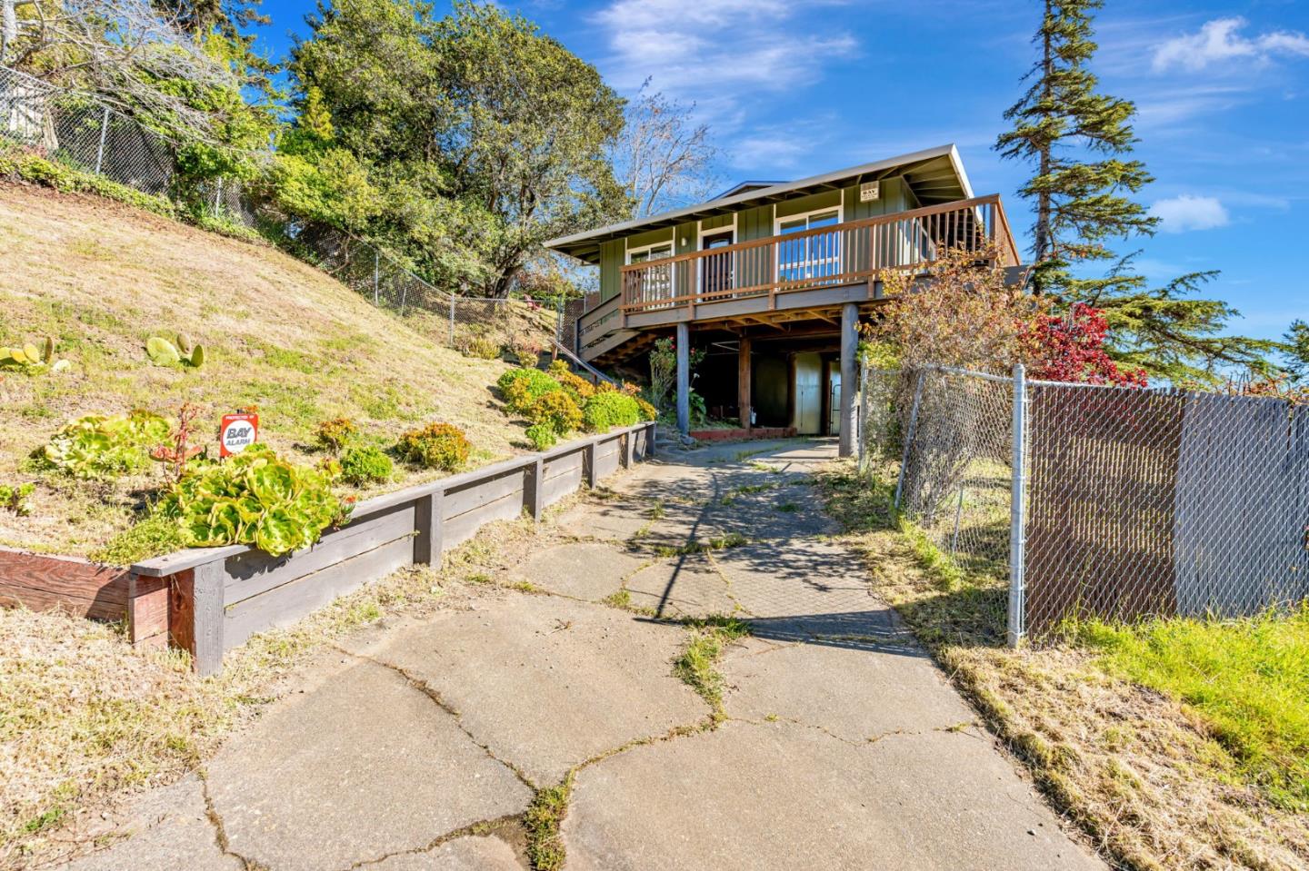 Detail Gallery Image 4 of 38 For 85 Park Cir, Sausalito,  CA 94965 - 3 Beds | 2 Baths