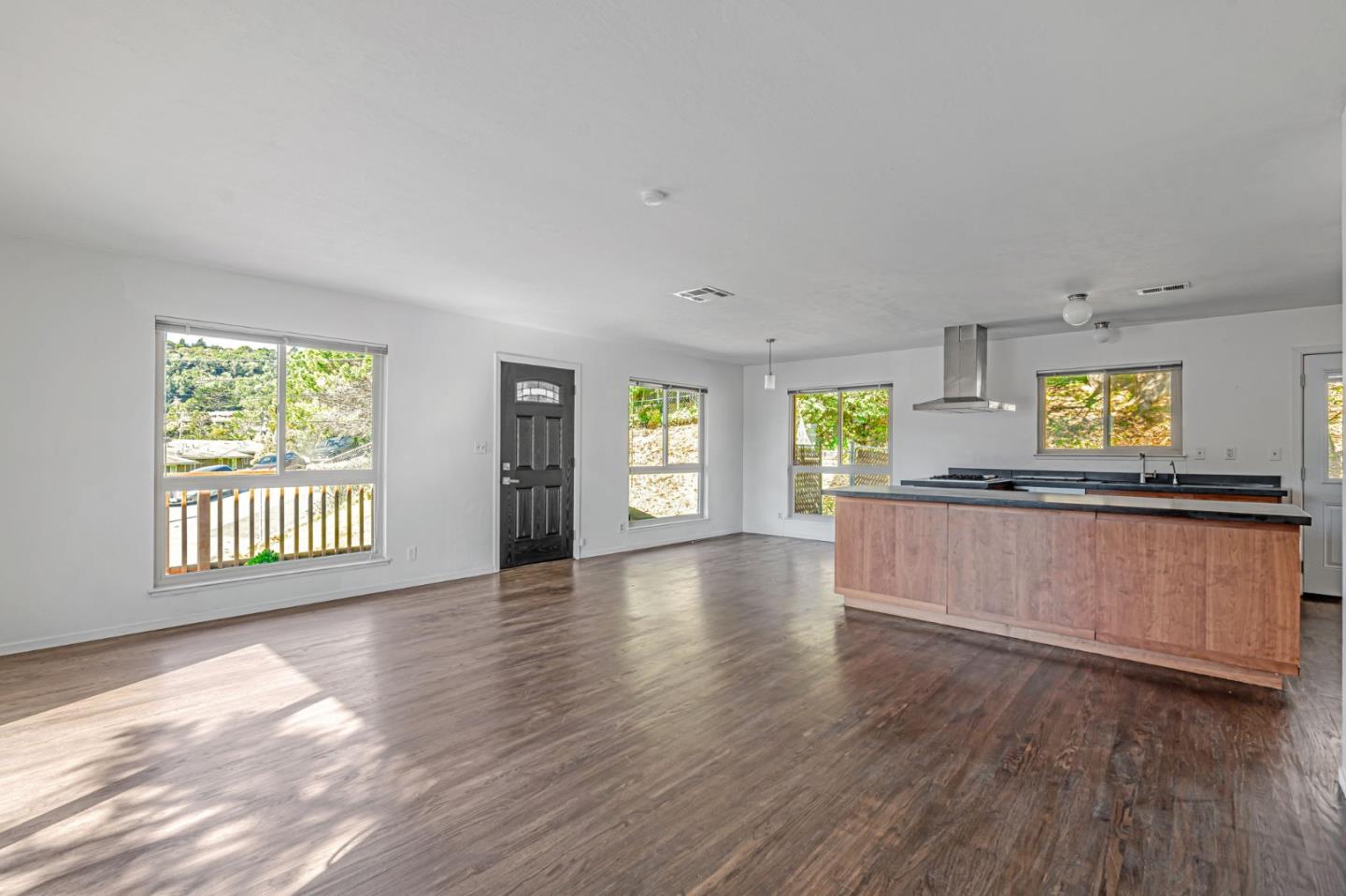 Detail Gallery Image 6 of 38 For 85 Park Cir, Sausalito,  CA 94965 - 3 Beds | 2 Baths