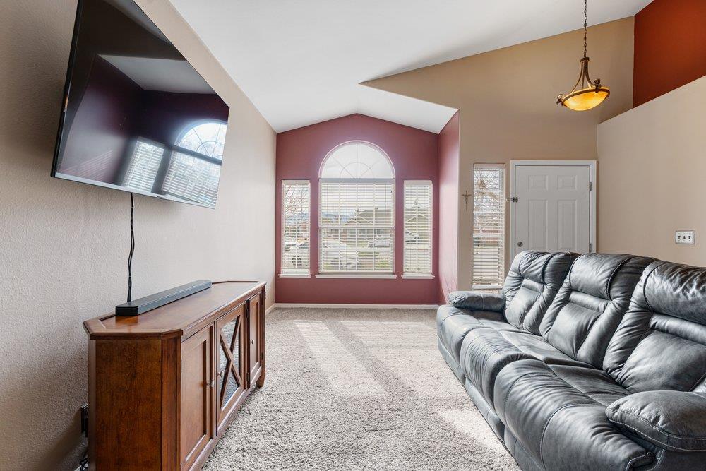 Detail Gallery Image 10 of 56 For 161 Amber Ct, Hollister,  CA 95023 - 3 Beds | 2 Baths