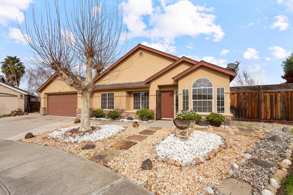 Detail Gallery Image 3 of 56 For 161 Amber Ct, Hollister,  CA 95023 - 3 Beds | 2 Baths