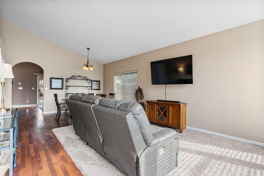 Detail Gallery Image 7 of 56 For 161 Amber Ct, Hollister,  CA 95023 - 3 Beds | 2 Baths