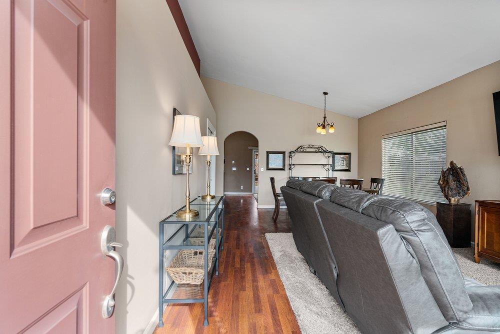 Detail Gallery Image 8 of 56 For 161 Amber Ct, Hollister,  CA 95023 - 3 Beds | 2 Baths