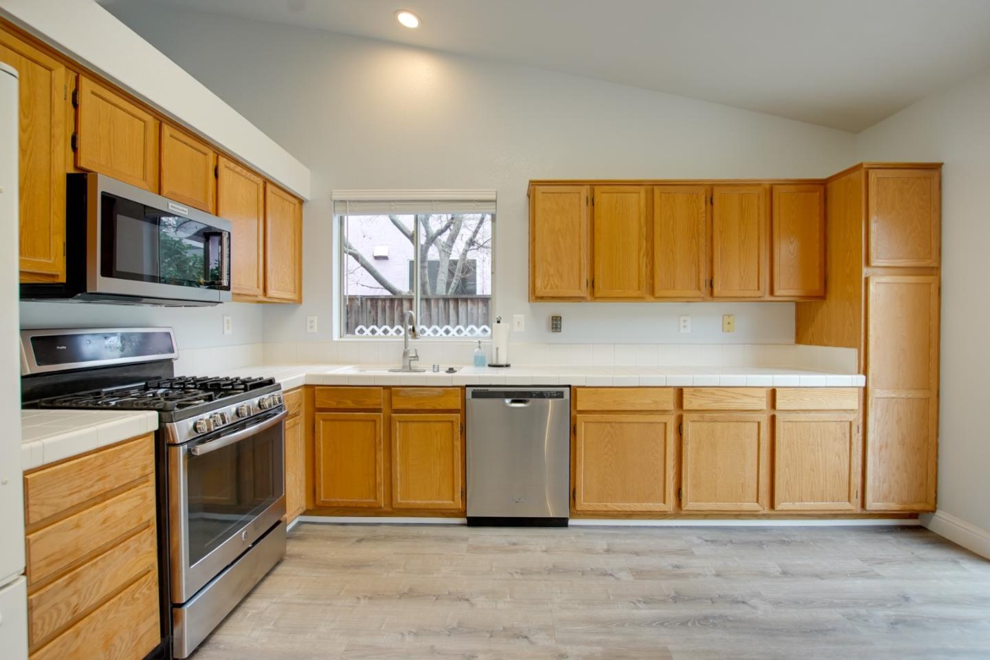 Detail Gallery Image 9 of 28 For 2041 Evelyns Dr, Hollister,  CA 95023 - 4 Beds | 2 Baths