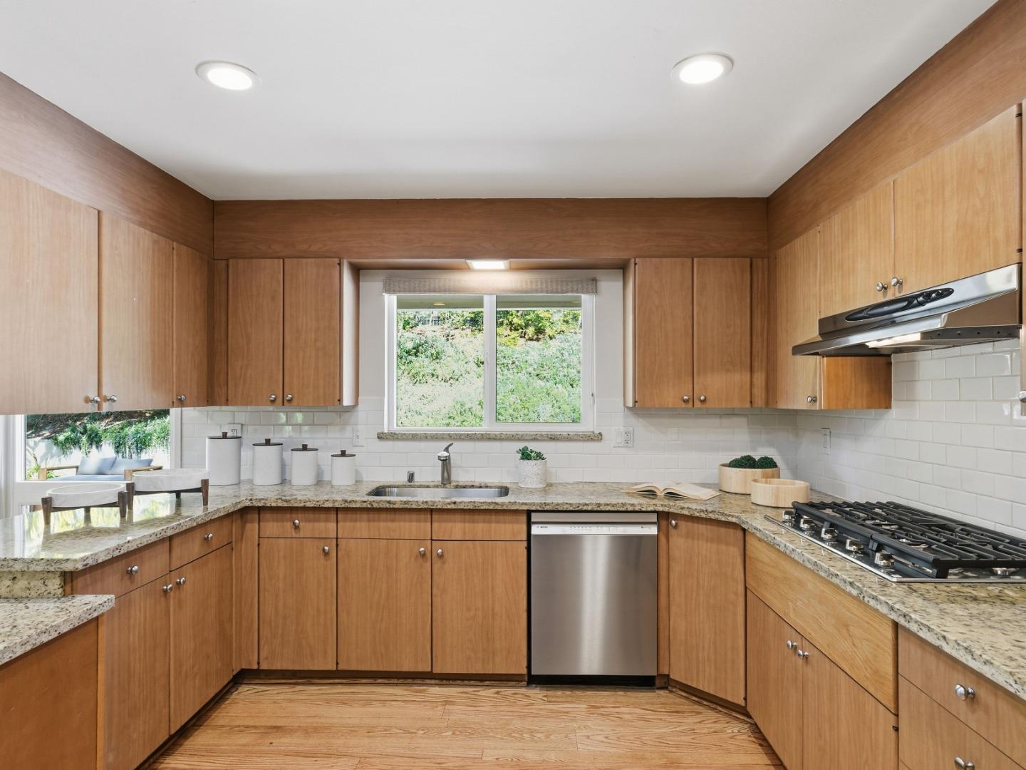 Detail Gallery Image 11 of 36 For 28266 Christopher Ln, Los Altos Hills,  CA 94022 - 4 Beds | 3/1 Baths