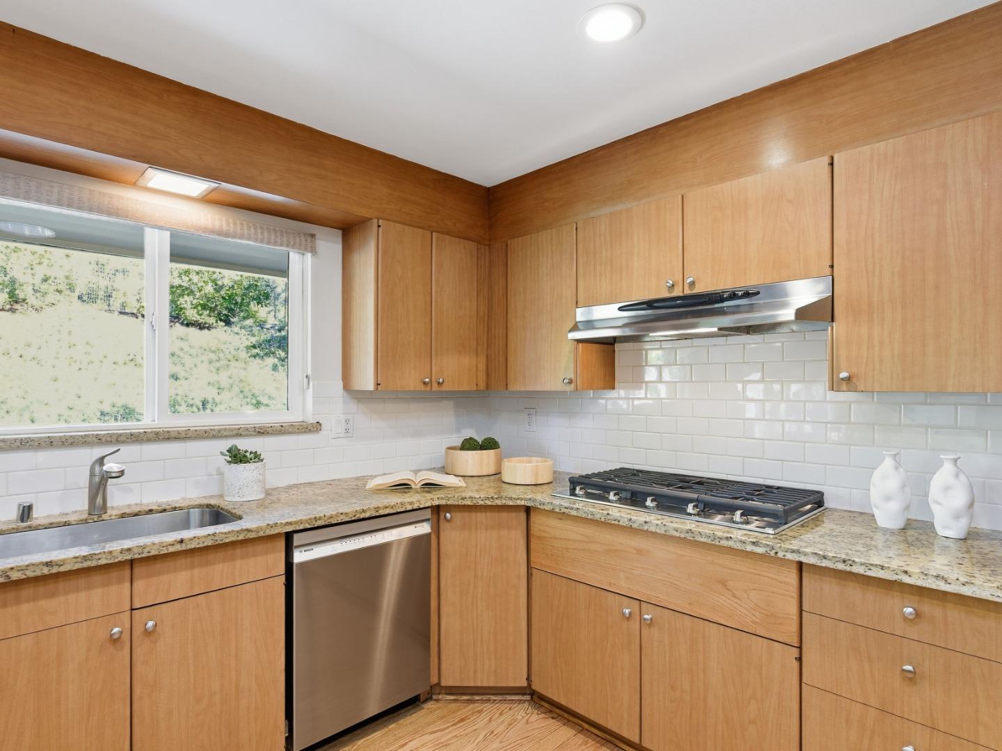 Detail Gallery Image 12 of 36 For 28266 Christopher Ln, Los Altos Hills,  CA 94022 - 4 Beds | 3/1 Baths