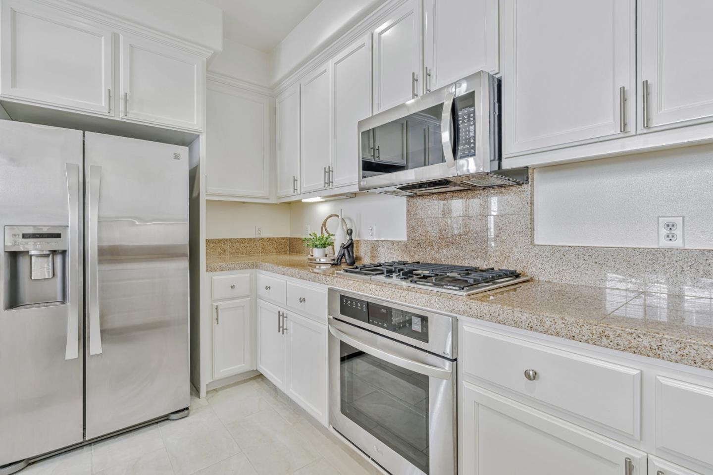 Detail Gallery Image 10 of 38 For 100 Live Oak Way #104,  Belmont,  CA 94002 - 2 Beds | 2/1 Baths