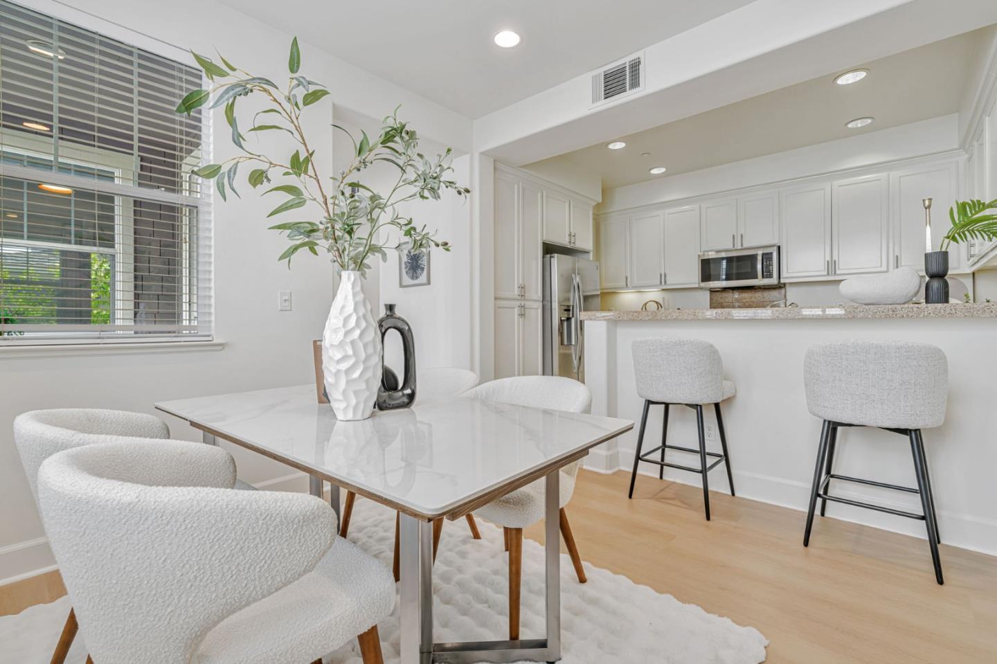 Detail Gallery Image 14 of 38 For 100 Live Oak Way #104,  Belmont,  CA 94002 - 2 Beds | 2/1 Baths