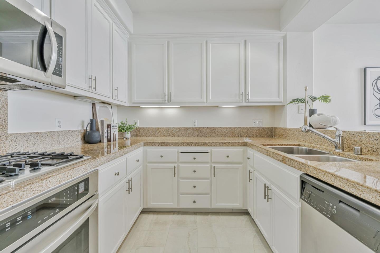 Detail Gallery Image 9 of 38 For 100 Live Oak Way #104,  Belmont,  CA 94002 - 2 Beds | 2/1 Baths