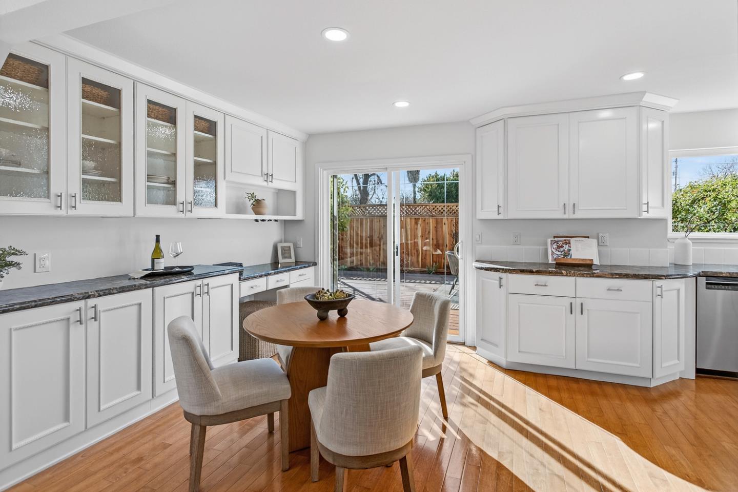 Detail Gallery Image 5 of 20 For 83 Devonshire Ave #7,  Mountain View,  CA 94043 - 3 Beds | 1/1 Baths