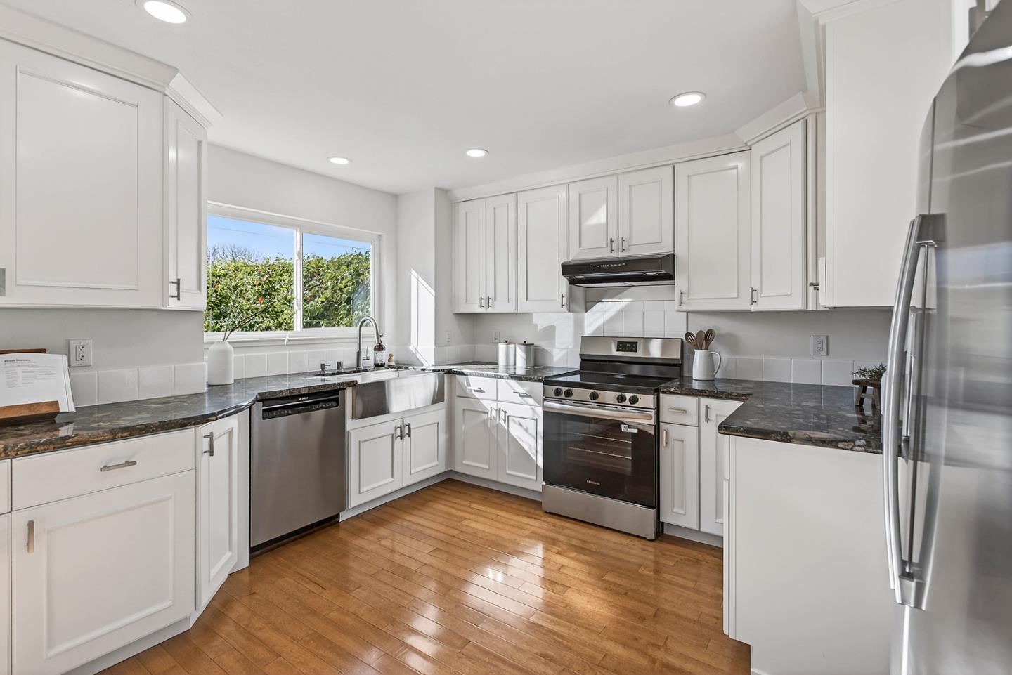 Detail Gallery Image 6 of 20 For 83 Devonshire Ave #7,  Mountain View,  CA 94043 - 3 Beds | 1/1 Baths