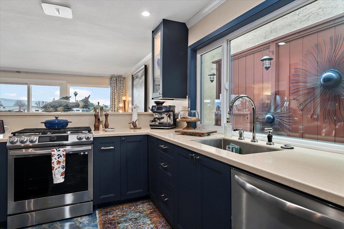 Detail Gallery Image 10 of 33 For 444 Fathom Dr, San Mateo,  CA 94404 - 4 Beds | 2/1 Baths