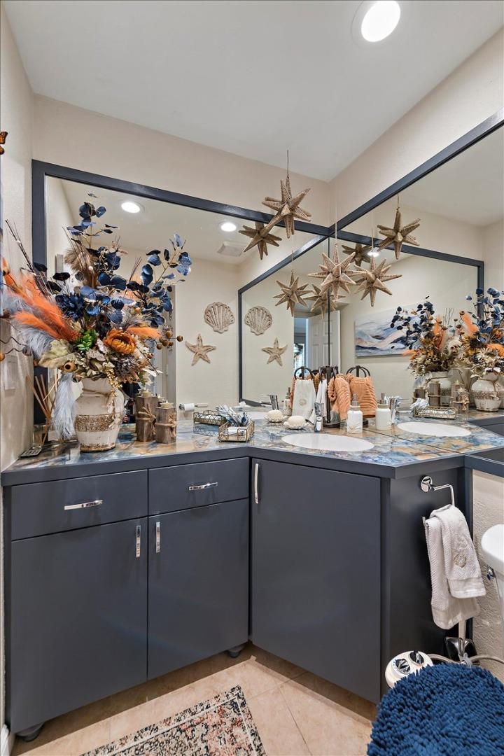 Detail Gallery Image 17 of 33 For 444 Fathom Dr, San Mateo,  CA 94404 - 4 Beds | 2/1 Baths