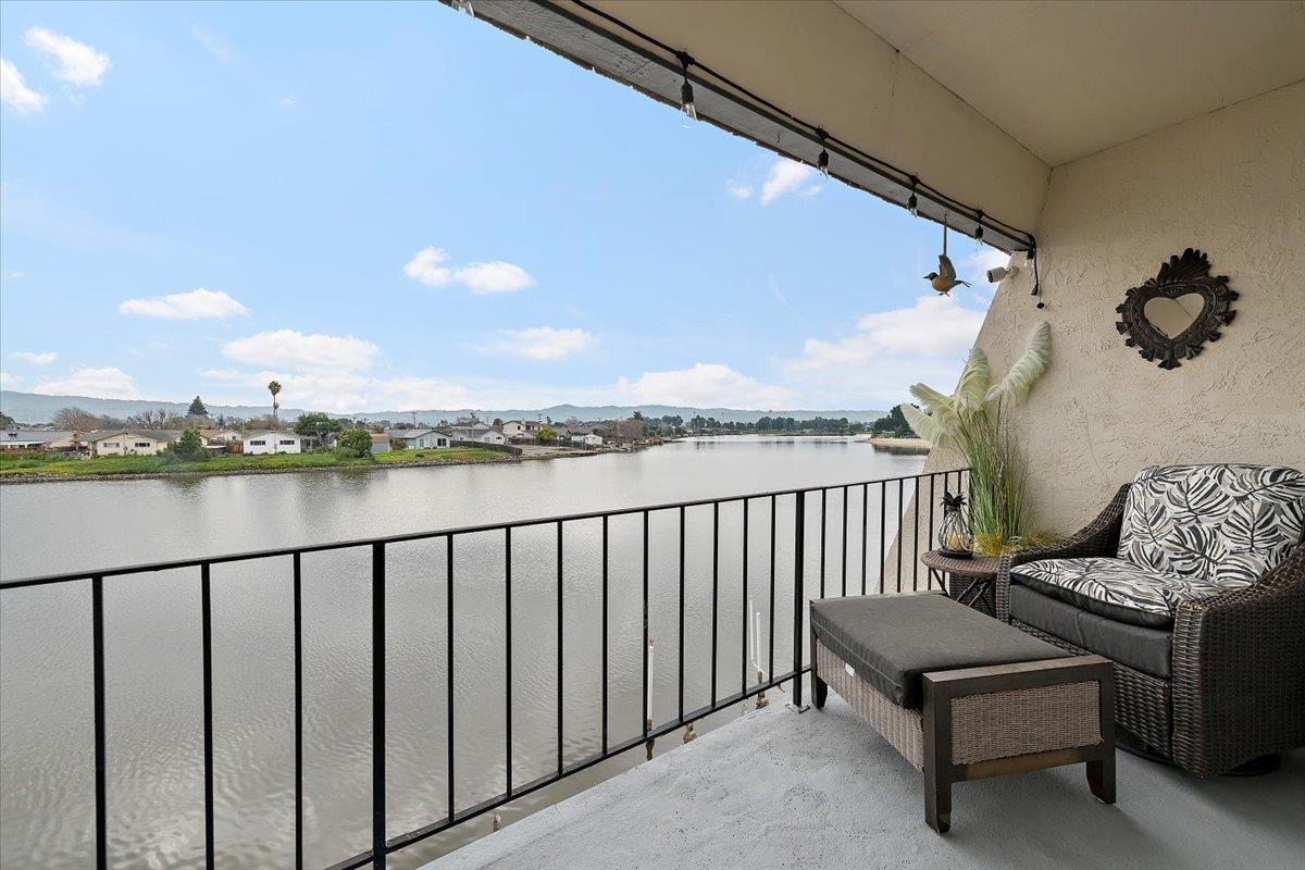 Detail Gallery Image 30 of 33 For 444 Fathom Dr, San Mateo,  CA 94404 - 4 Beds | 2/1 Baths