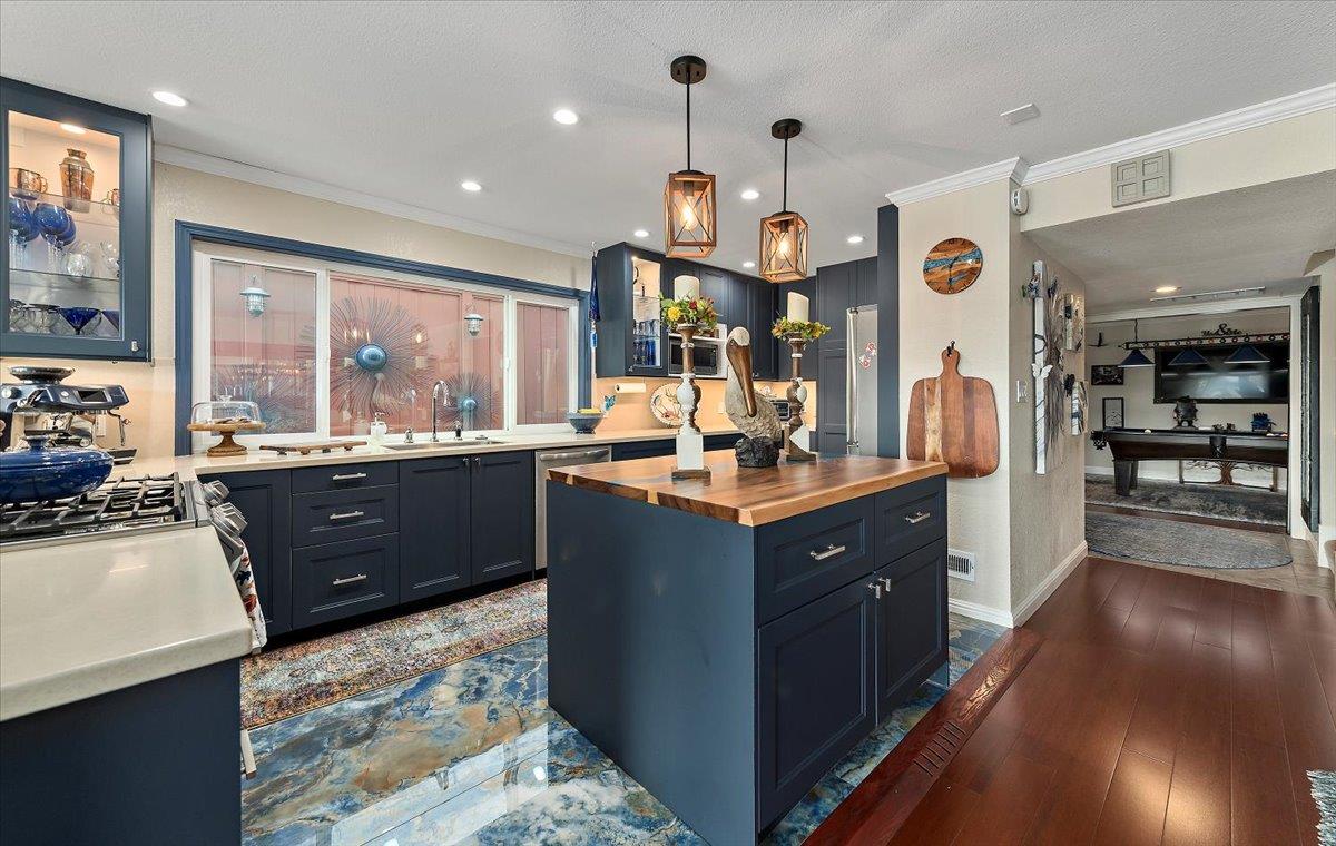 Detail Gallery Image 8 of 33 For 444 Fathom Dr, San Mateo,  CA 94404 - 4 Beds | 2/1 Baths