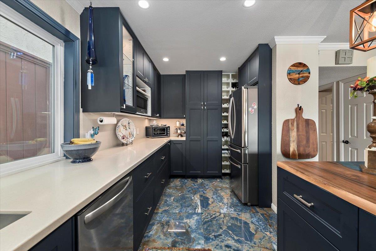 Detail Gallery Image 9 of 33 For 444 Fathom Dr, San Mateo,  CA 94404 - 4 Beds | 2/1 Baths