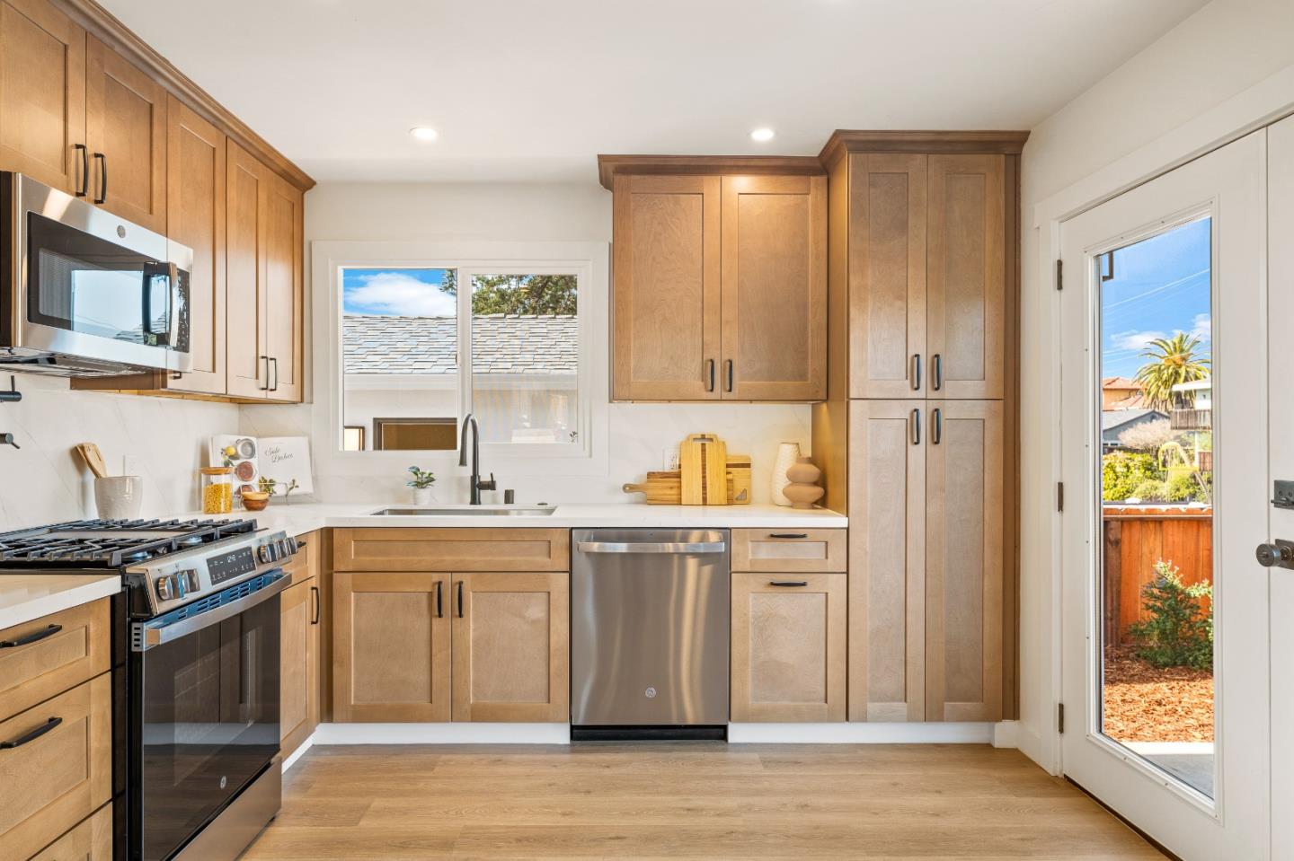 Detail Gallery Image 18 of 52 For 1965 Luzern St, Seaside,  CA 93955 - 3 Beds | 2 Baths