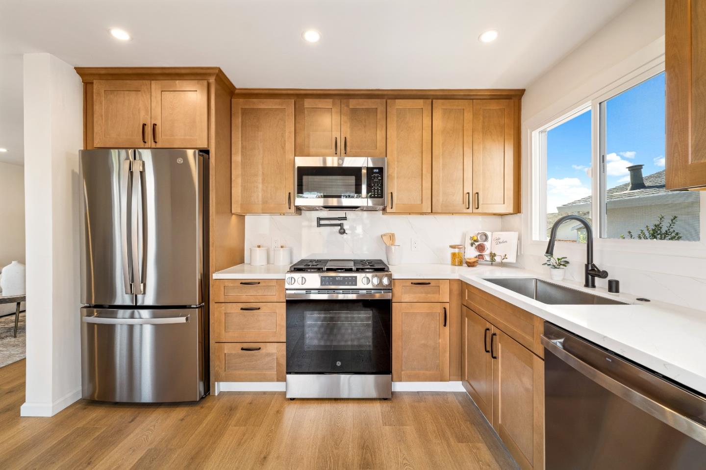 Detail Gallery Image 21 of 52 For 1965 Luzern St, Seaside,  CA 93955 - 3 Beds | 2 Baths