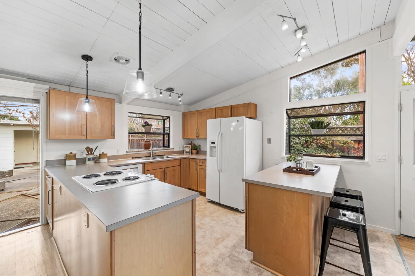 Detail Gallery Image 7 of 25 For 3866 Corina Way, Palo Alto,  CA 94303 - 3 Beds | 2 Baths