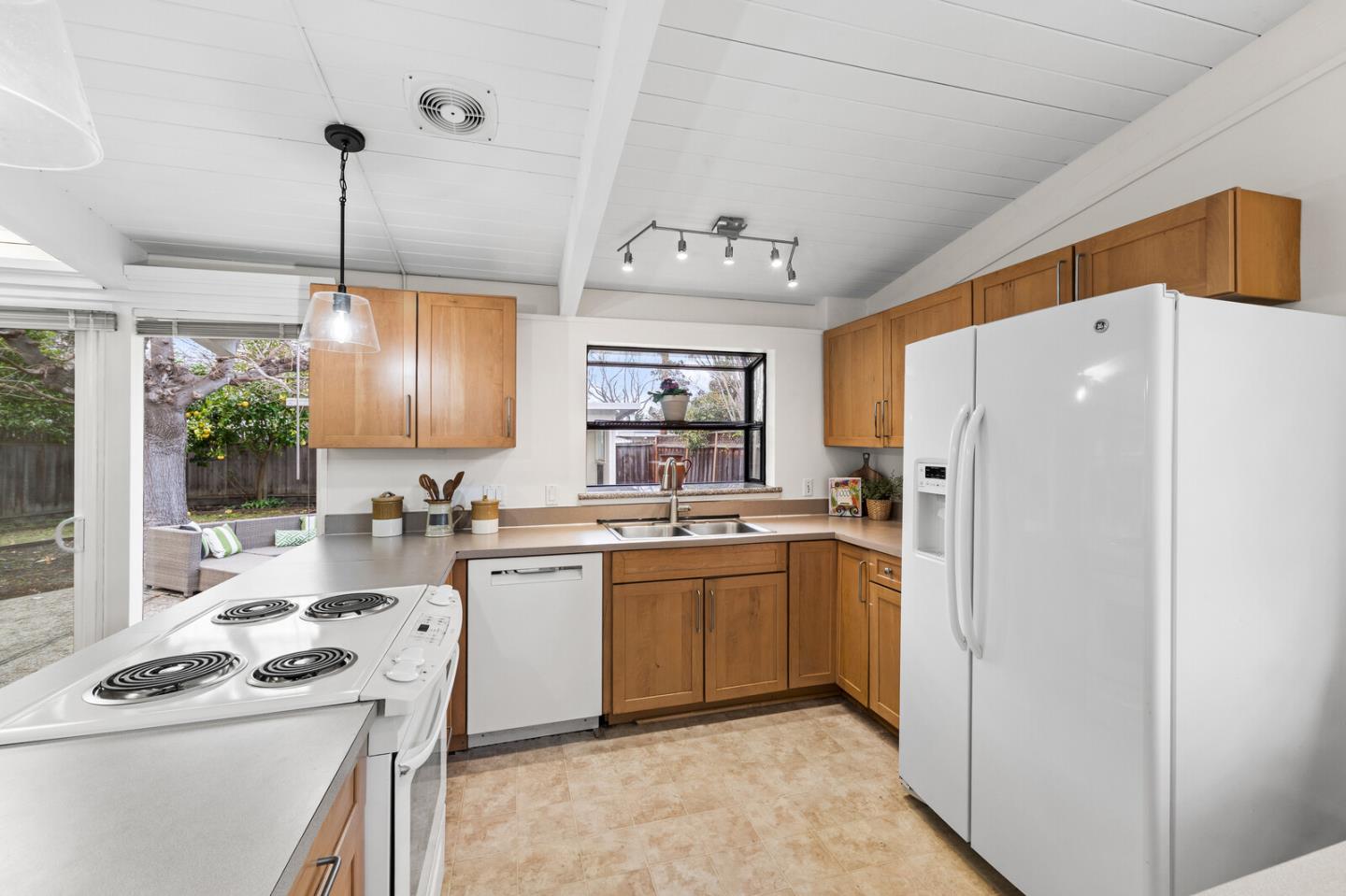 Detail Gallery Image 8 of 25 For 3866 Corina Way, Palo Alto,  CA 94303 - 3 Beds | 2 Baths