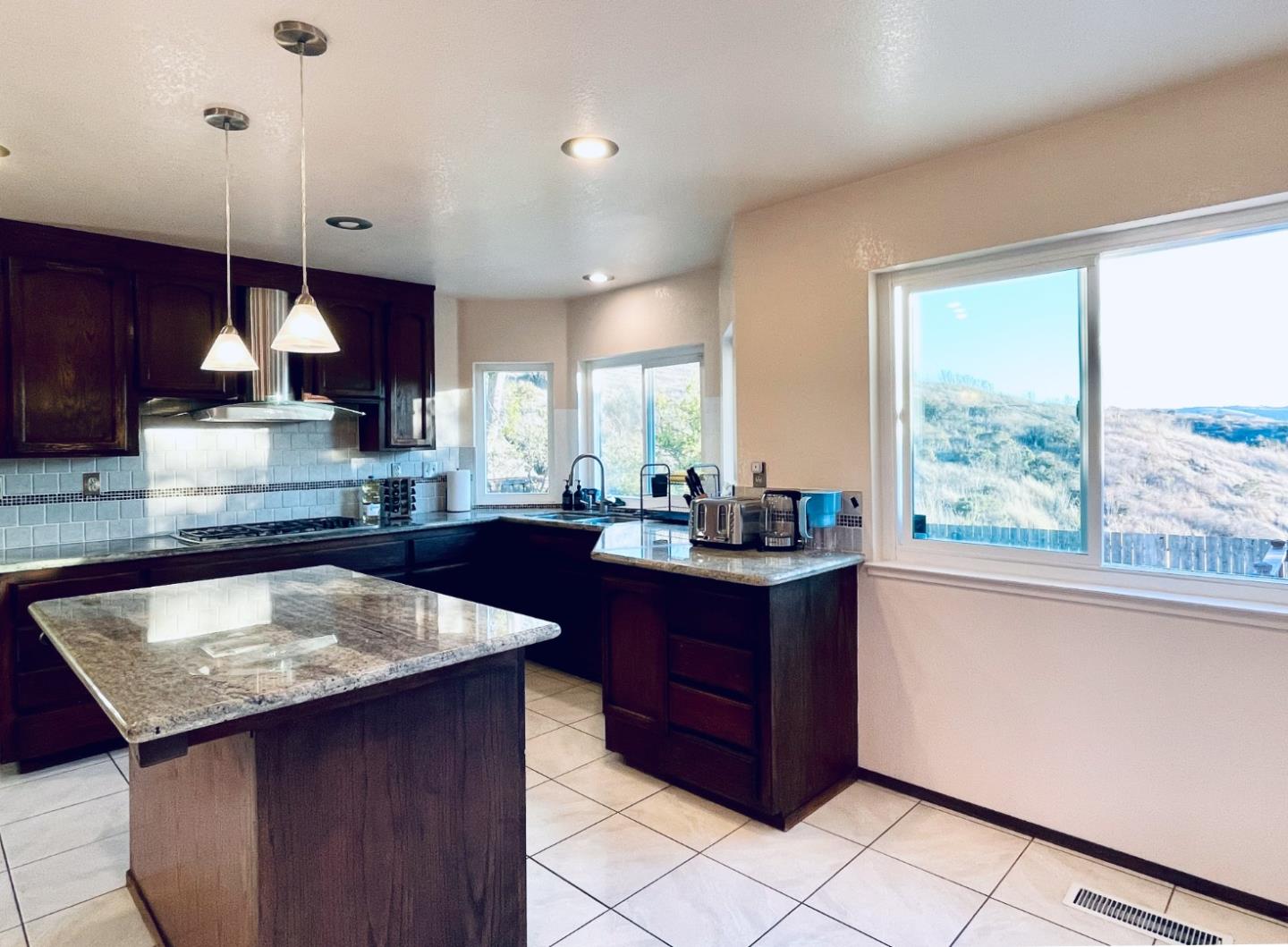 Detail Gallery Image 7 of 32 For 293 Saybrook Way, Vallejo,  CA 94591 - 4 Beds | 3 Baths