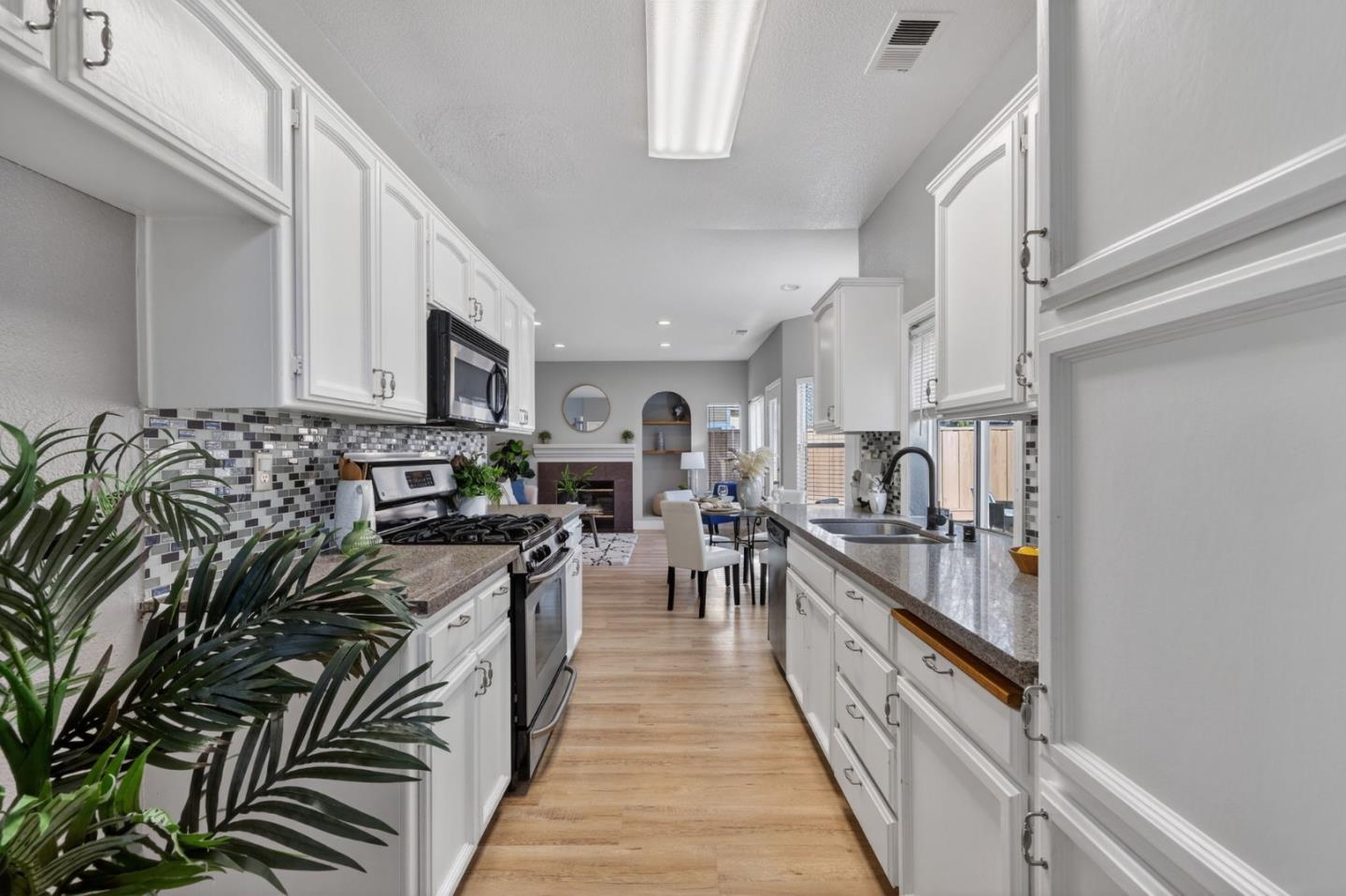 Detail Gallery Image 6 of 32 For 24988 Plum Tree St, Hayward,  CA 94544 - 3 Beds | 2/1 Baths