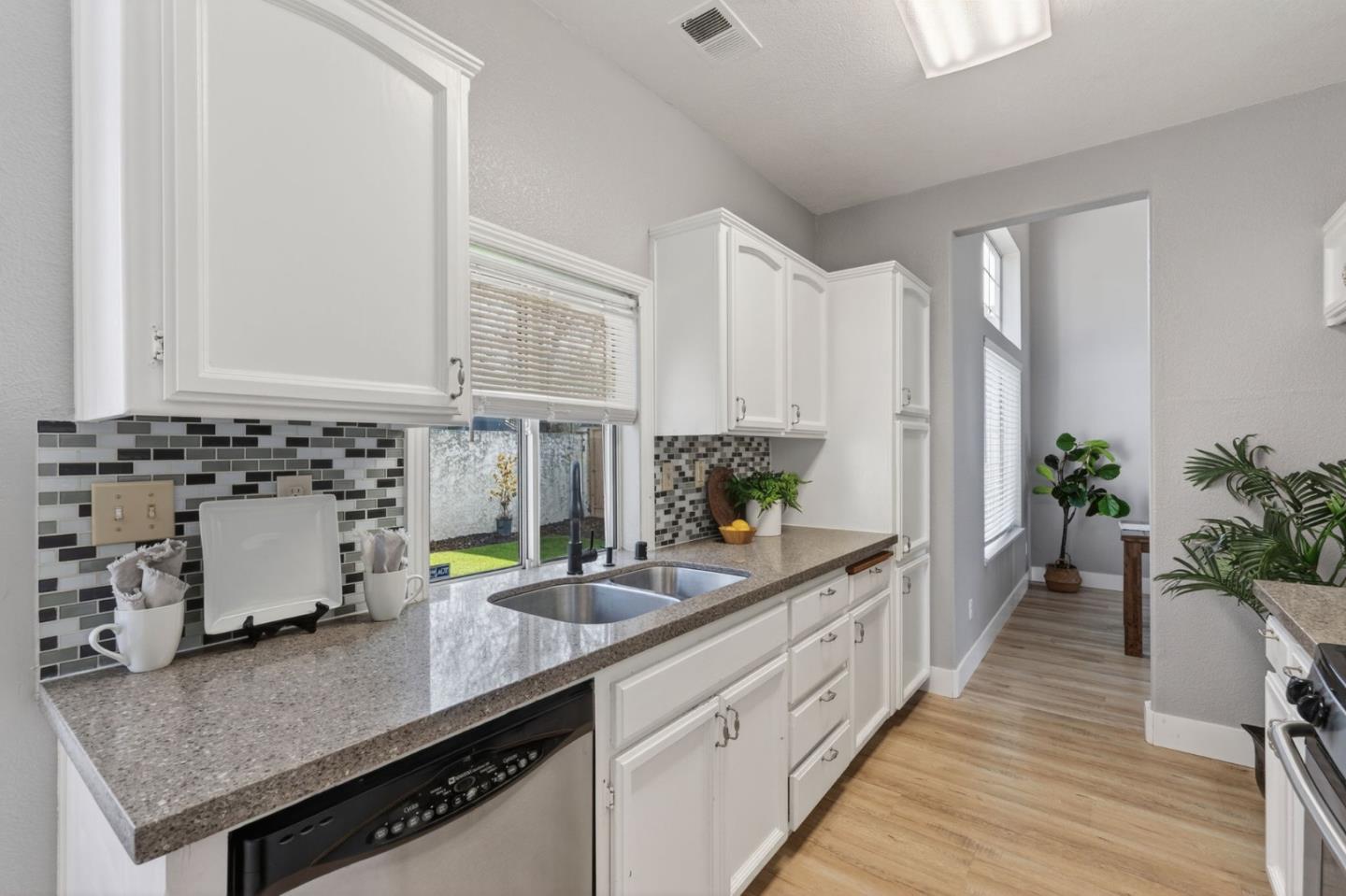 Detail Gallery Image 7 of 32 For 24988 Plum Tree St, Hayward,  CA 94544 - 3 Beds | 2/1 Baths