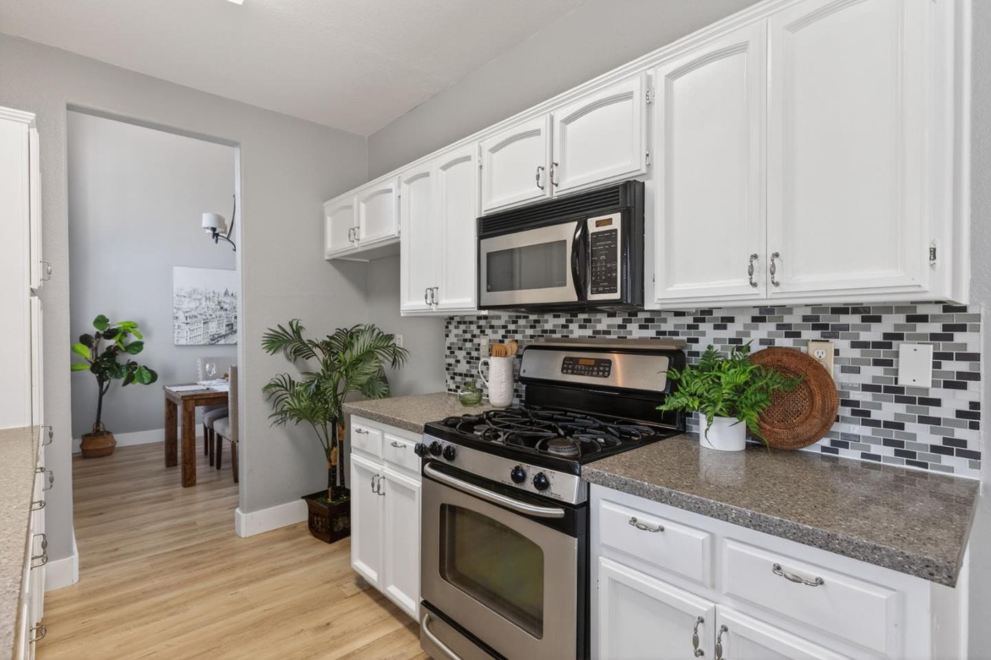 Detail Gallery Image 8 of 32 For 24988 Plum Tree St, Hayward,  CA 94544 - 3 Beds | 2/1 Baths