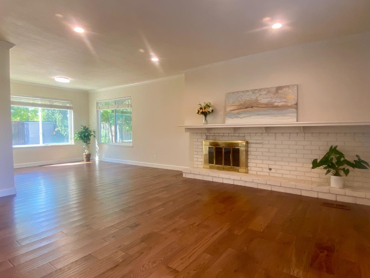 Detail Gallery Image 6 of 31 For 852 Arcturus Cir, Foster City,  CA 94404 - 5 Beds | 2/1 Baths