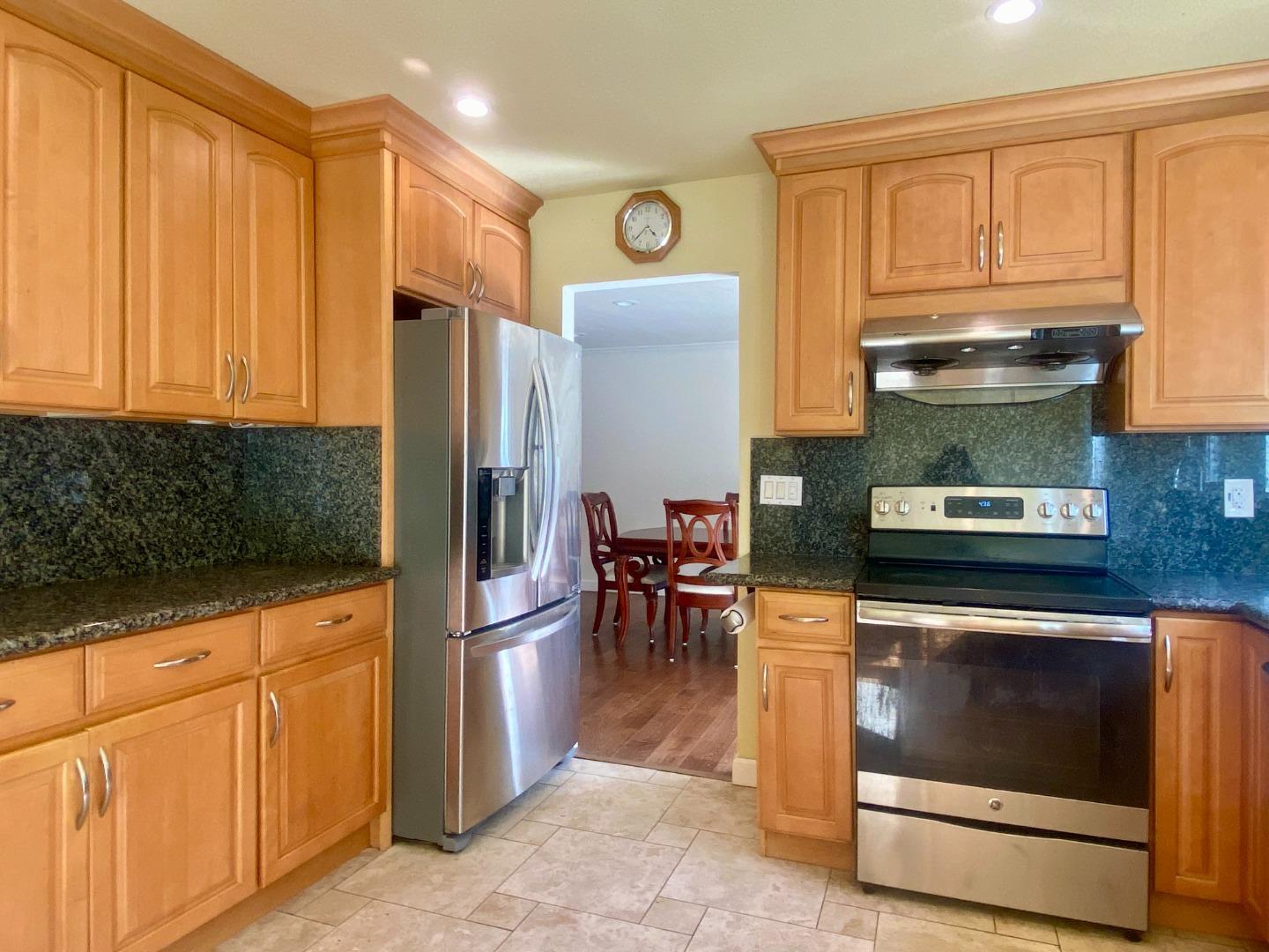 Detail Gallery Image 9 of 31 For 852 Arcturus Cir, Foster City,  CA 94404 - 5 Beds | 2/1 Baths