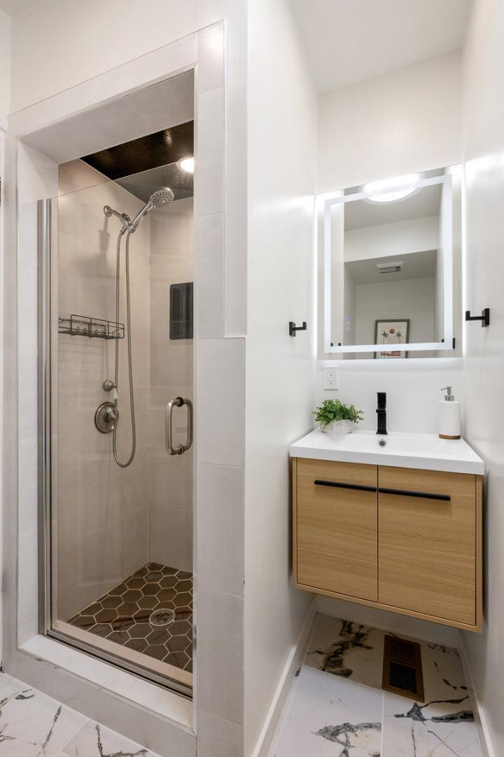 Detail Gallery Image 16 of 26 For 1111 Laguna, Burlingame,  CA 94010 - 6 Beds | 4 Baths