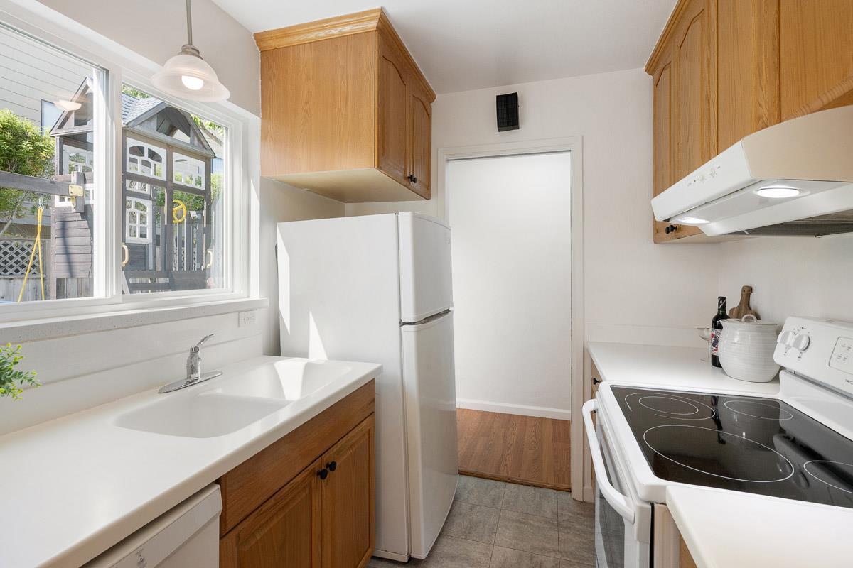 Detail Gallery Image 22 of 26 For 1111 Laguna, Burlingame,  CA 94010 - 6 Beds | 4 Baths