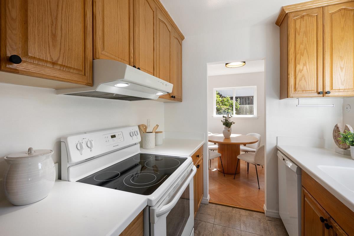 Detail Gallery Image 23 of 26 For 1111 Laguna, Burlingame,  CA 94010 - 6 Beds | 4 Baths