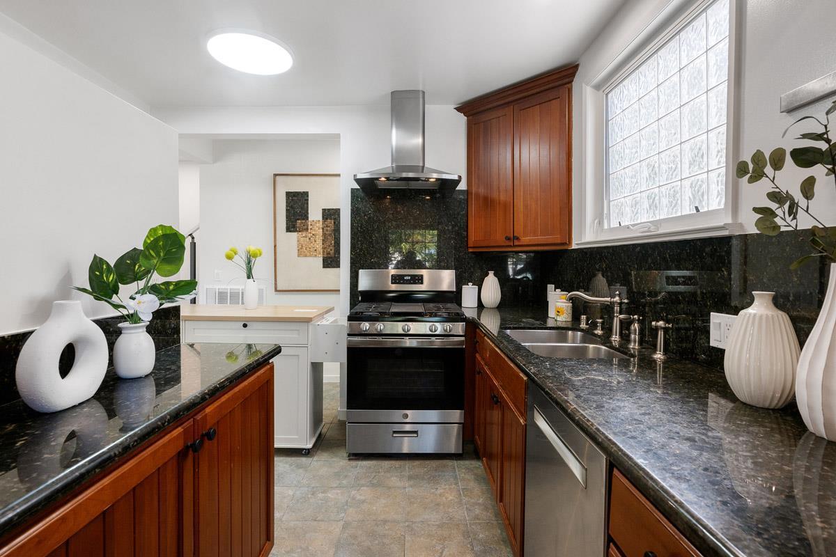 Detail Gallery Image 8 of 26 For 1111 Laguna, Burlingame,  CA 94010 - 6 Beds | 4 Baths