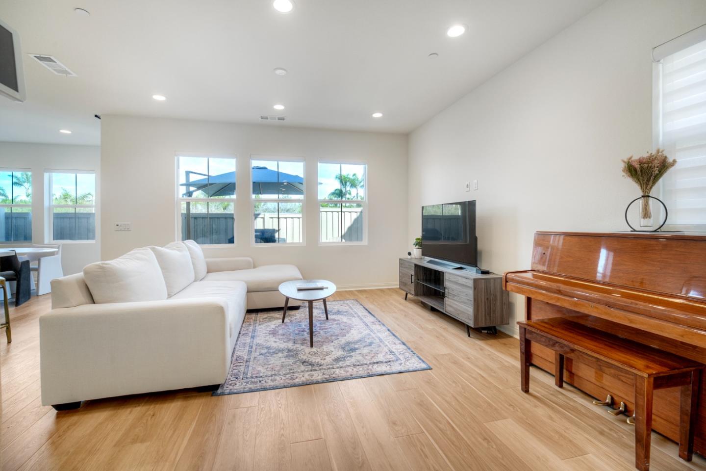 Detail Gallery Image 10 of 33 For 3072 Glenmore St, Vista,  CA 92081 - 3 Beds | 2/1 Baths