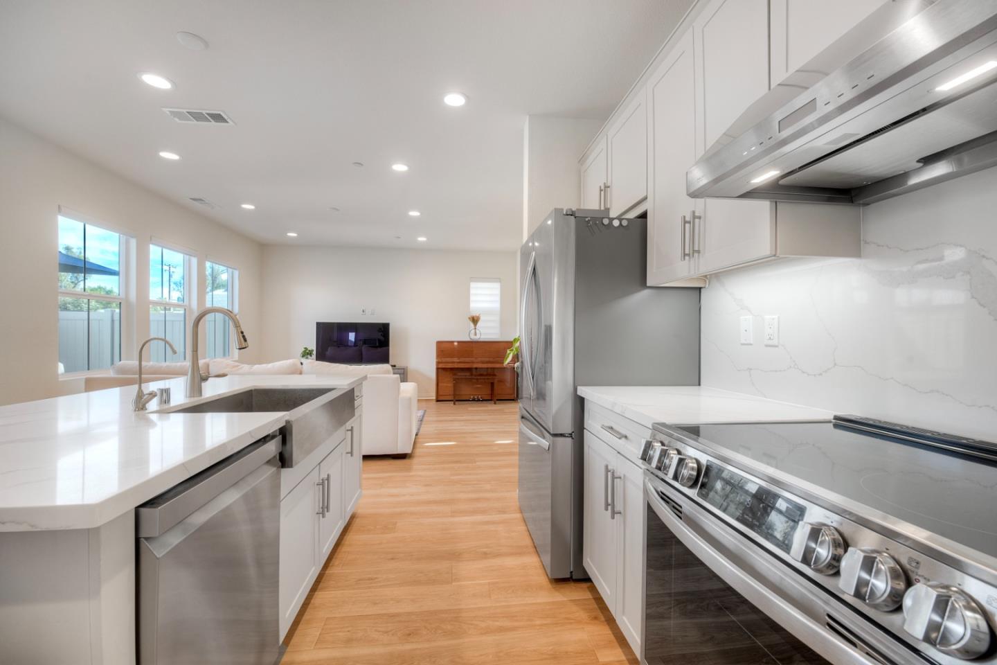 Detail Gallery Image 6 of 33 For 3072 Glenmore St, Vista,  CA 92081 - 3 Beds | 2/1 Baths