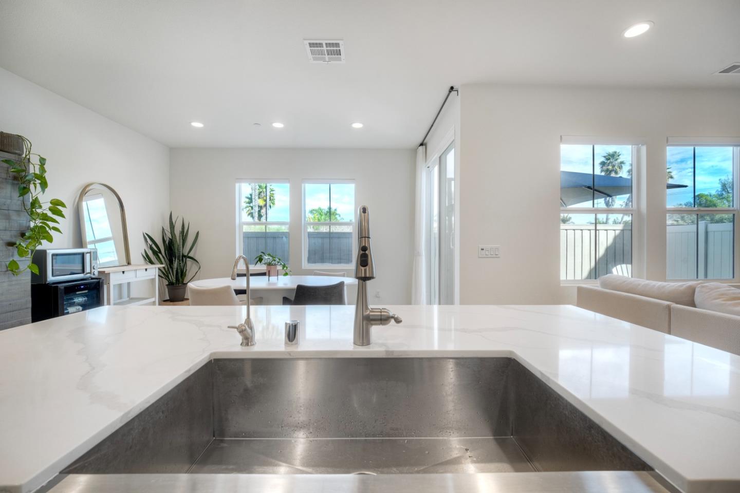 Detail Gallery Image 7 of 33 For 3072 Glenmore St, Vista,  CA 92081 - 3 Beds | 2/1 Baths