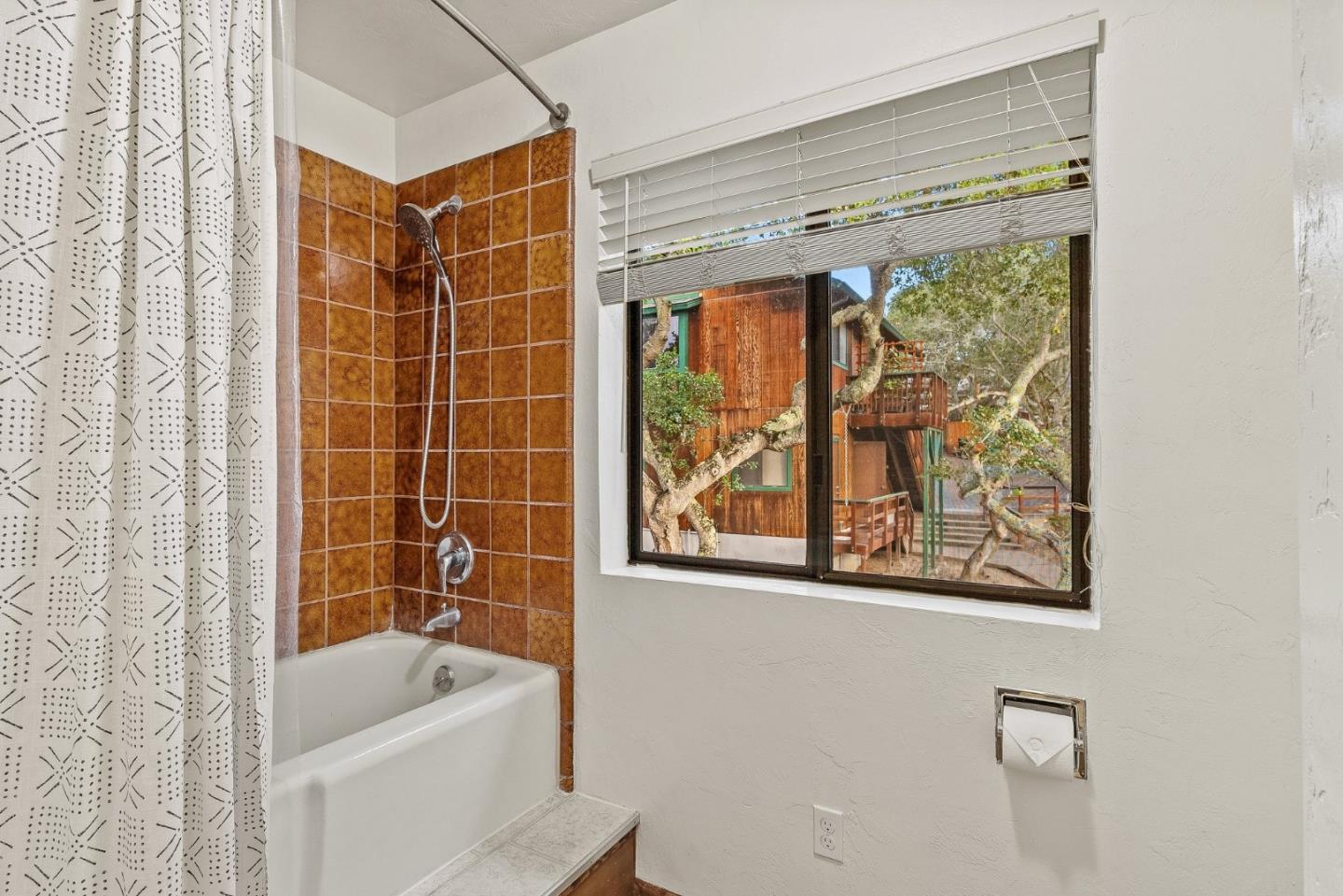 Detail Gallery Image 14 of 32 For 15460 Weather Rock Way, Salinas,  CA 93908 - 3 Beds | 2/1 Baths