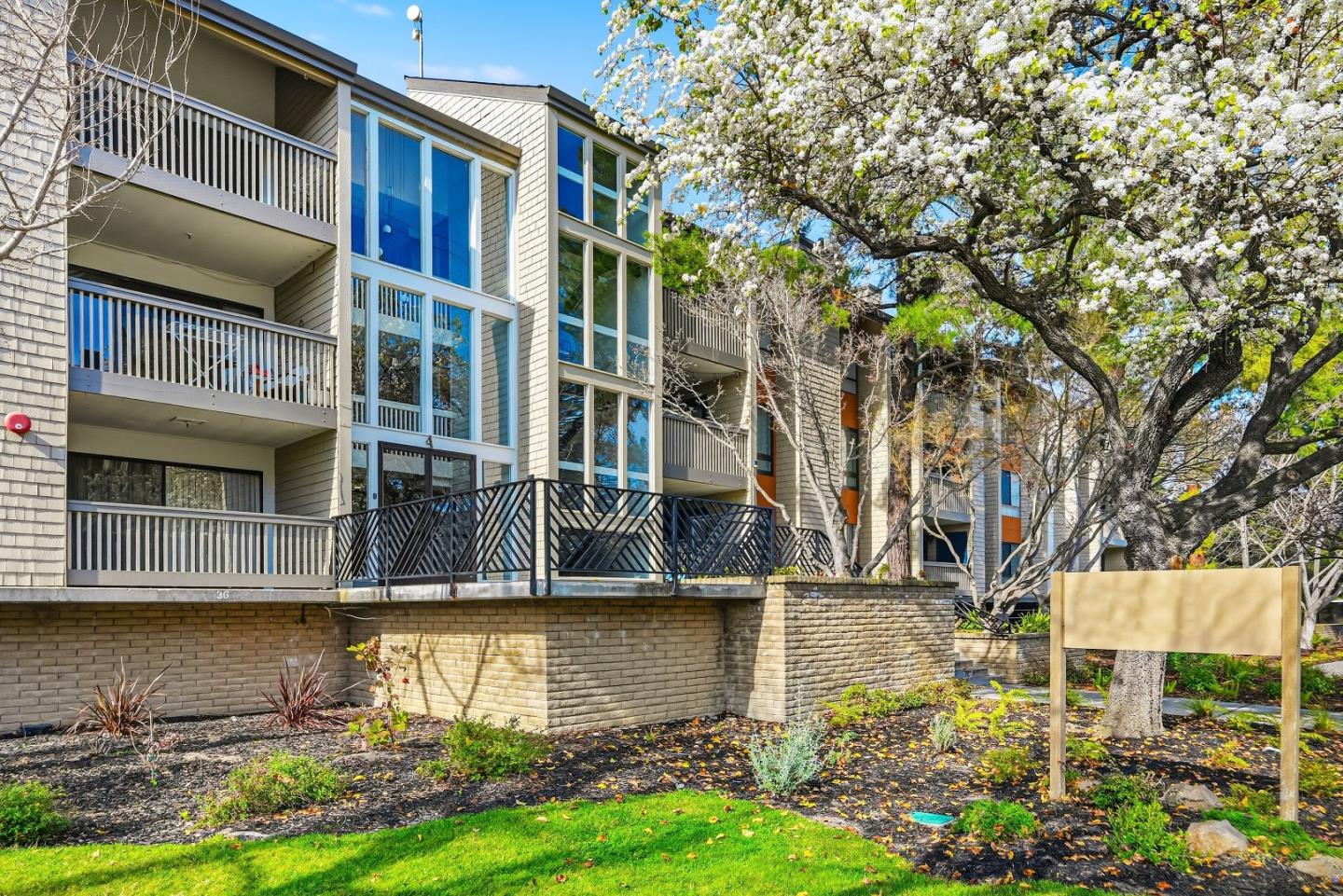 Detail Gallery Image 2 of 49 For 49 Showers Dr #A139,  Mountain View,  CA 94040 - 2 Beds | 2 Baths