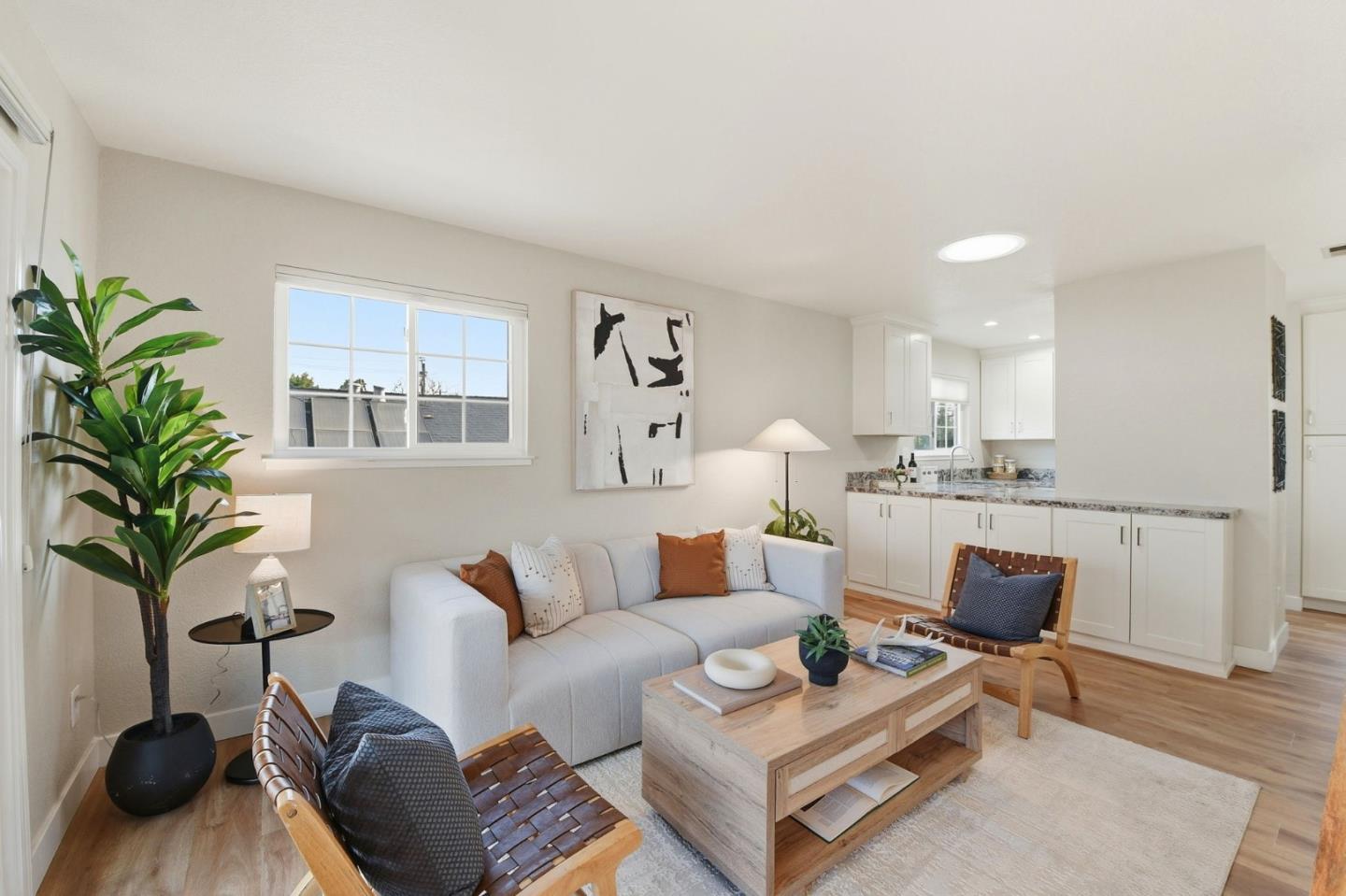 Front Image Thumbnail for ML82032990