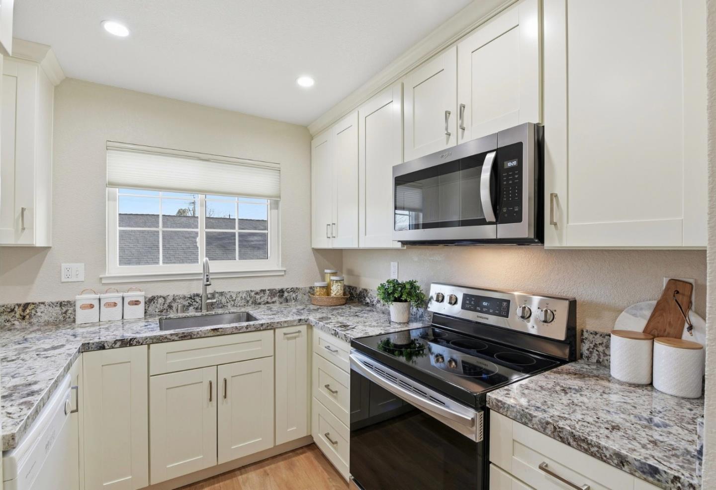 Detail Gallery Image 9 of 22 For 171 E Empire St, San Jose,  CA 95112 - 2 Beds | 1/1 Baths