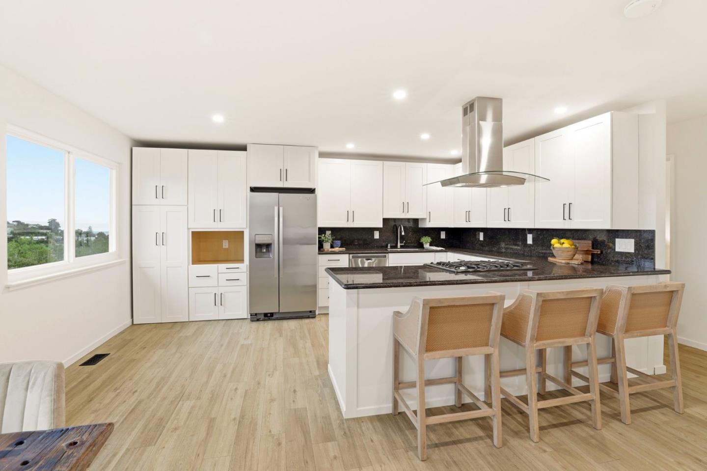 Detail Gallery Image 10 of 40 For 162 Coronado Ave, San Carlos,  CA 94070 - 5 Beds | 3 Baths