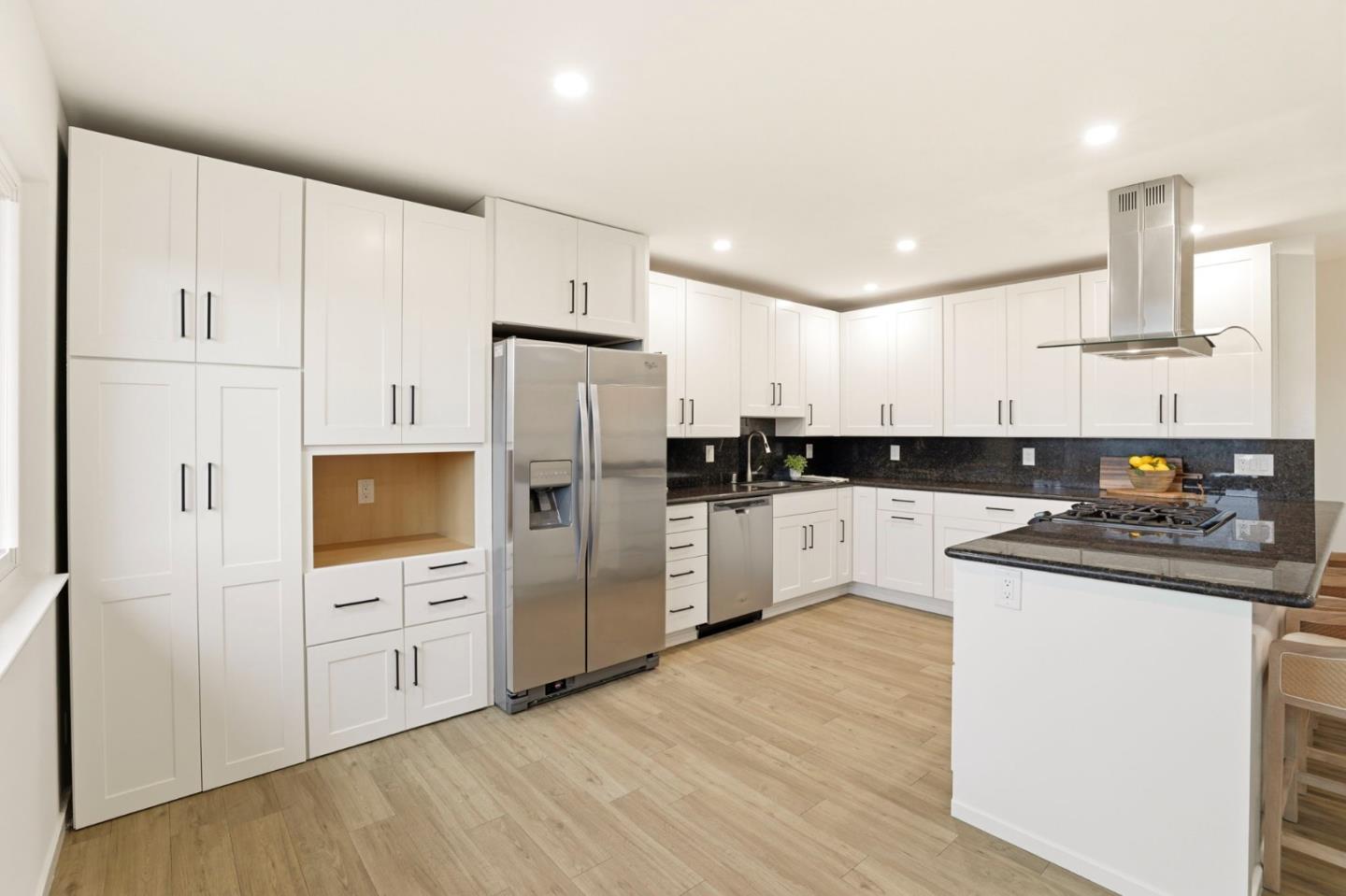 Detail Gallery Image 11 of 40 For 162 Coronado Ave, San Carlos,  CA 94070 - 5 Beds | 3 Baths