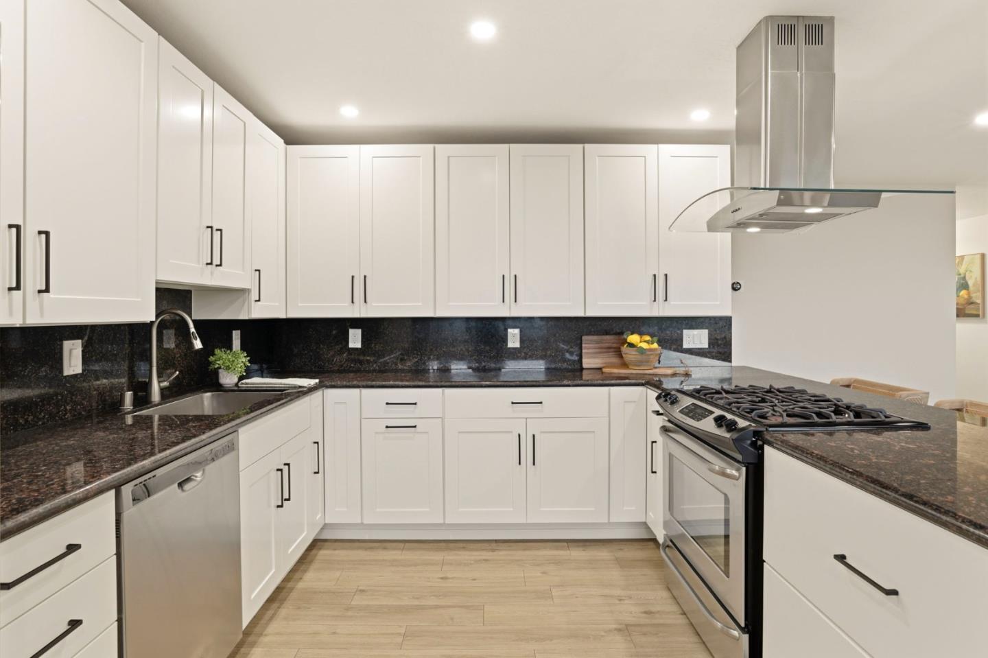 Detail Gallery Image 12 of 40 For 162 Coronado Ave, San Carlos,  CA 94070 - 5 Beds | 3 Baths